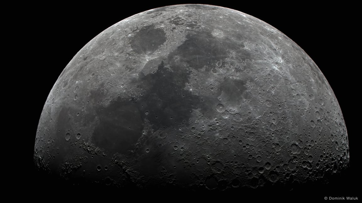 Der Mond, zur Hälfte beleuchtet: eine helle Kuppel voller Krater und dunkler Ebenen über schwarzem Grund.